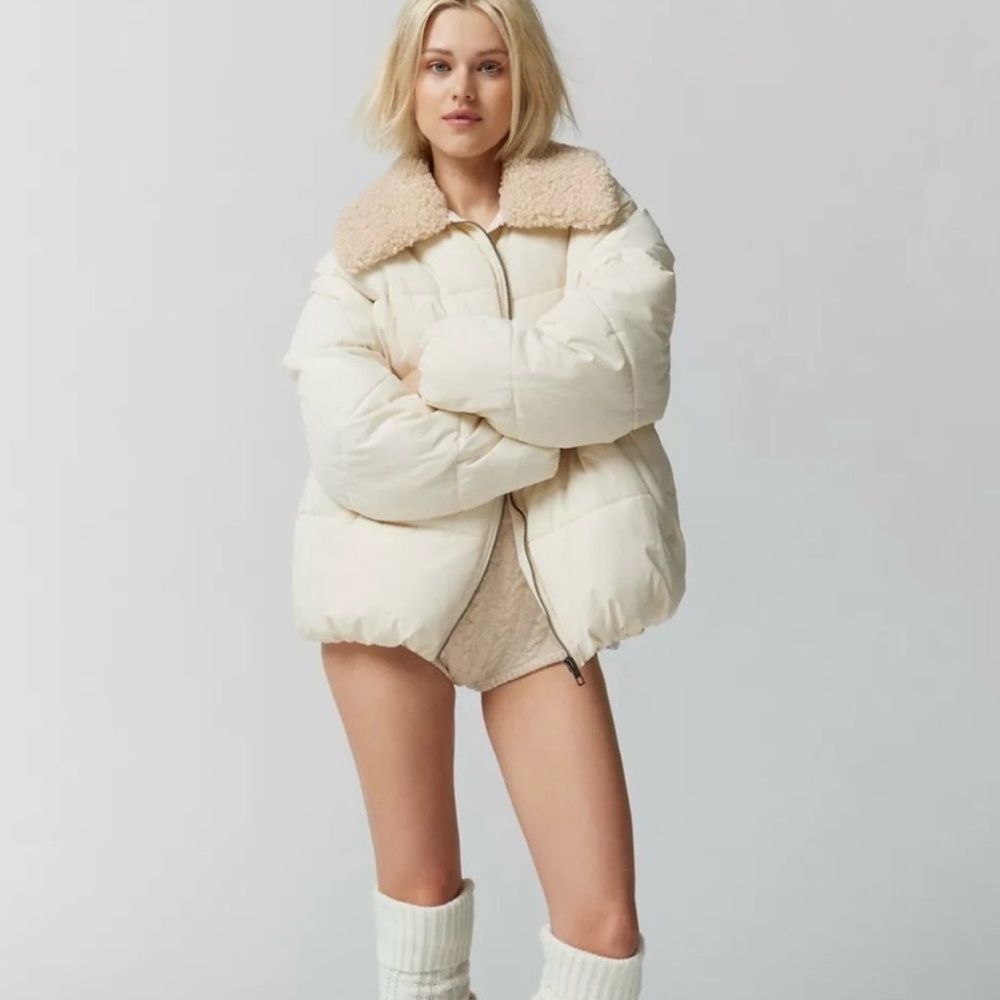 Urban Outfitters Cozy White Puffer jacket size medium